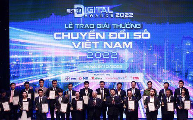 Thứ trưởng Bộ TT&TT Nguyễn Huy Dũng và Trưởng Ban Tổ chức VDA 2022 Nguyễn Minh Hồng trao chứng nhận giải thưởng cho các sản phẩm, giải pháp chuyển đổi số tiêu biểu - Ảnh: VGP/HM