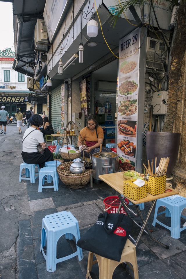 How is the noodle shop in Hanoi that was introduced by chef Anthony Bourdain on CNN TV now?  - Photo 4.