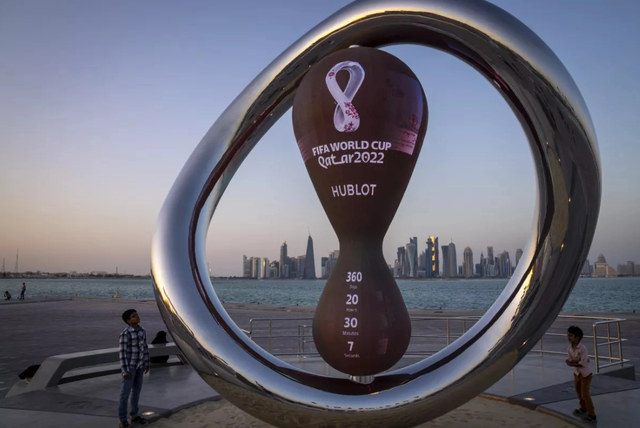 Quy định dày 16 trang khiến du khách ngao ngán khi tới Qatar xem World Cup: Không được nhìn thẳng vào mắt, không bắt chéo chân, phụ nữ không mặc váy ngắn - Ảnh 1.