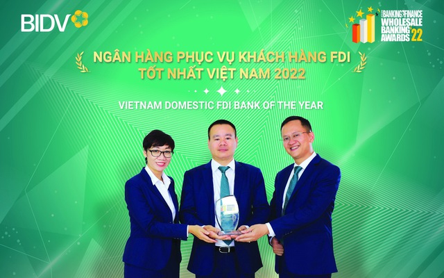 Đại diện BIDV nhận thưởng