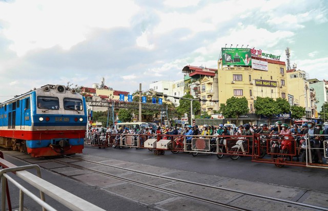 Phường đông dân nhất Hà Nội, gấp đôi một thành phố vùng cao - Ảnh 8.