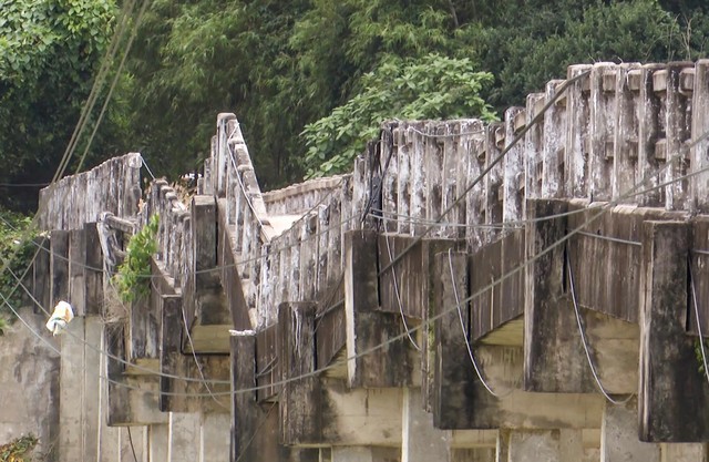 Nín thở đi qua từng nhịp trên cây cầu cũ nát ở Bình Định - Ảnh 8.