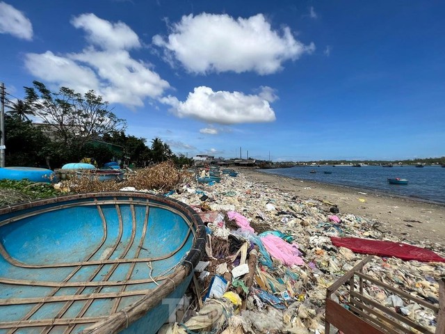 Bờ biển Quảng Ngãi ngập rác thải gây ô nhiễm - Ảnh 6.