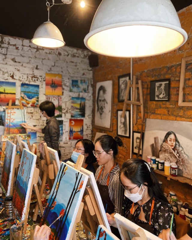 Which coffee shop do working women in Hanoi hide at the weekend to satisfy their hobby of painting?  - Photo 6.