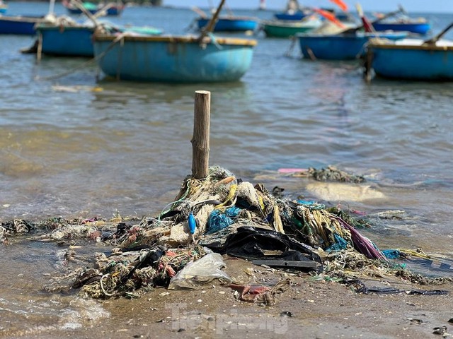Bờ biển Quảng Ngãi ngập rác thải gây ô nhiễm - Ảnh 4.