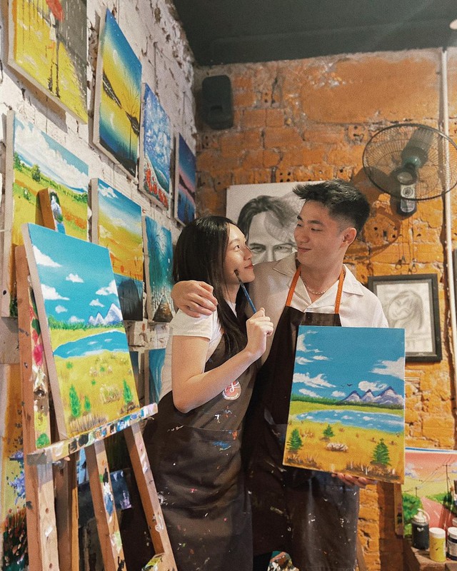 Which coffee shop do working women in Hanoi hide at the weekend to satisfy their hobby of painting?  - Photo 5.