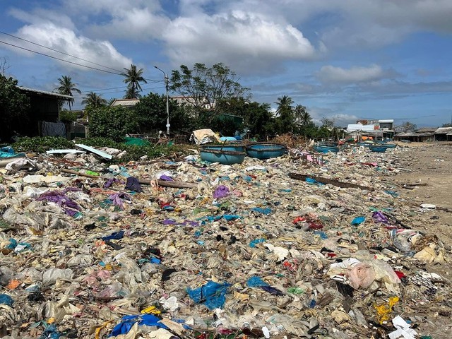 Bờ biển Quảng Ngãi ngập rác thải gây ô nhiễm - Ảnh 1.