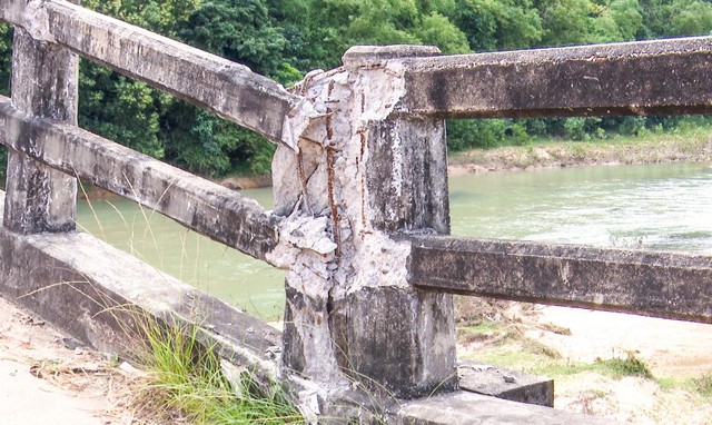 Nín thở đi qua từng nhịp trên cây cầu cũ nát ở Bình Định - Ảnh 7.