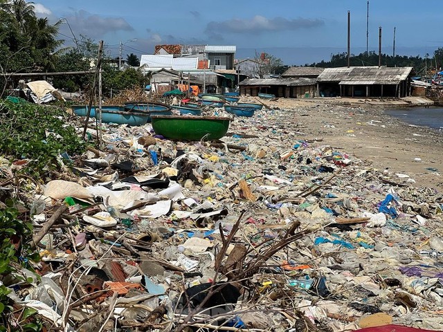 Bờ biển Quảng Ngãi ngập rác thải gây ô nhiễm - Ảnh 14.