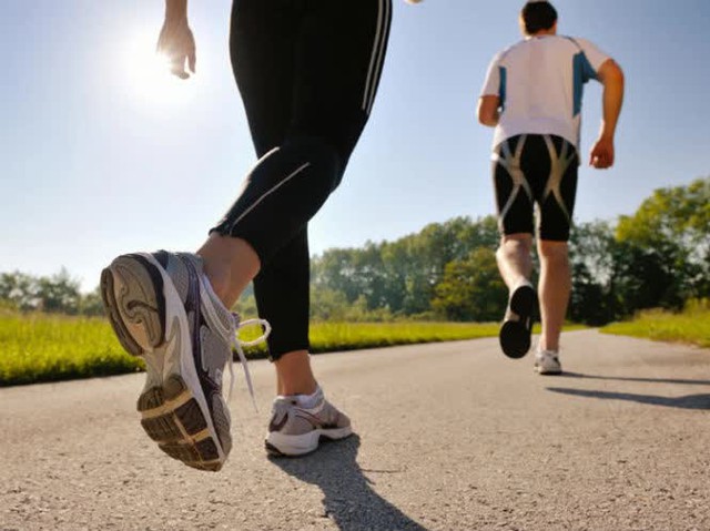  Khoa học chỉ rõ đi bộ 10.000 bước mỗi ngày giúp bạn sống lâu hơn, nhưng tốc độ đi quyết định tất cả: Đây là cách đi bộ đúng!  - Ảnh 1.