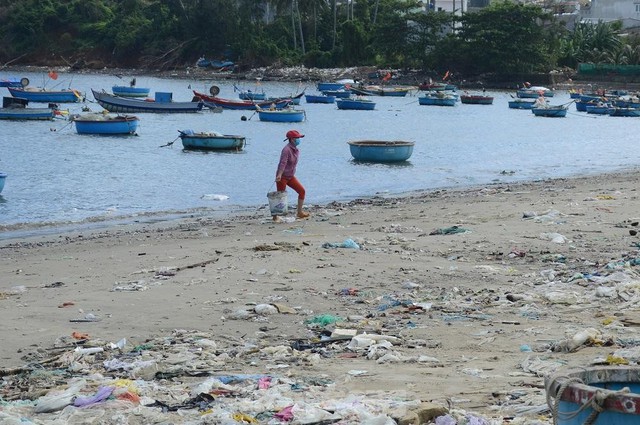 Bờ biển Quảng Ngãi ngập rác thải gây ô nhiễm - Ảnh 13.
