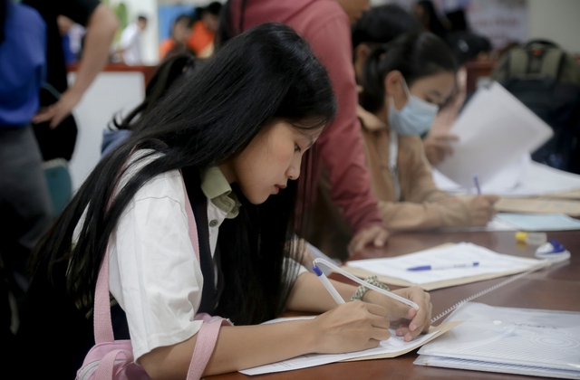 Hội đồng Anh, IDP hoãn kỳ thi IELTS tại Việt Nam: Học sinh, chuyên gia phản ứng ra sao? - Ảnh 1.