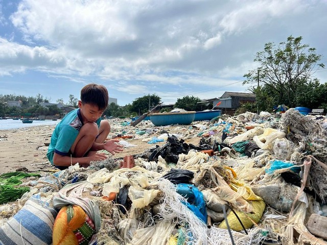 Bờ biển Quảng Ngãi ngập rác thải gây ô nhiễm - Ảnh 12.