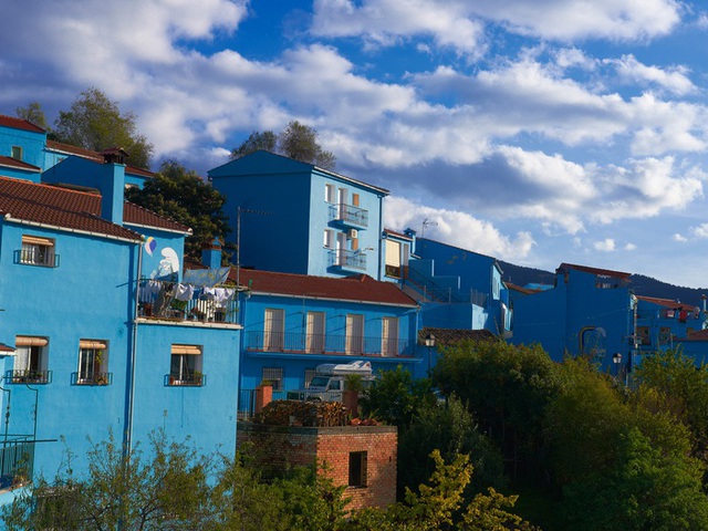 Ngôi làng Xì trum toàn màu xanh ở Tây Ban Nha - Ảnh 3.