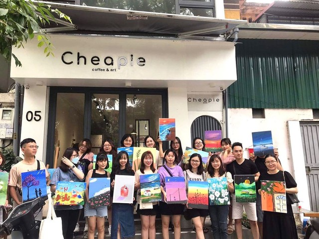 Which coffee shop do working women in Hanoi hide at the weekend to satisfy their hobby of painting?  - Picture 12.