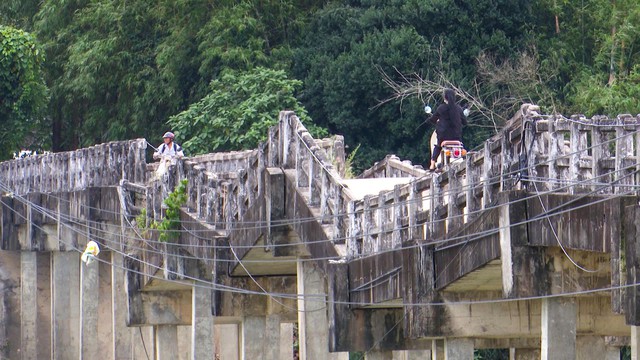 Nín thở đi qua từng nhịp trên cây cầu cũ nát ở Bình Định - Ảnh 3.