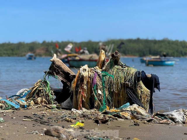 Bờ biển Quảng Ngãi ngập rác thải gây ô nhiễm - Ảnh 10.