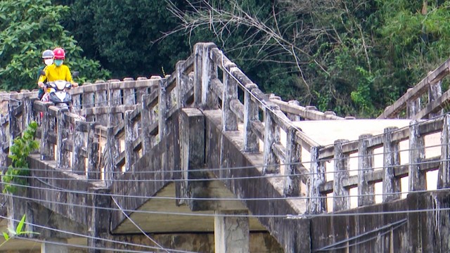 Nín thở đi qua từng nhịp trên cây cầu cũ nát ở Bình Định - Ảnh 2.