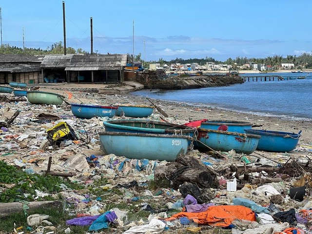 Bờ biển Quảng Ngãi ngập rác thải gây ô nhiễm - Ảnh 9.