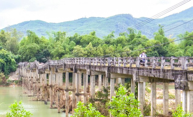 Nín thở đi qua từng nhịp trên cây cầu cũ nát ở Bình Định - Ảnh 1.