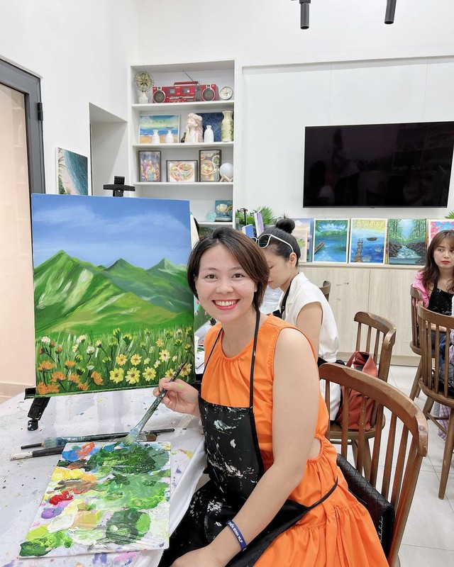 Which coffee shop do working women in Hanoi hide at the weekend to satisfy their hobby of painting?  - Photo 9.
