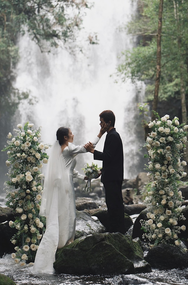 Cô dâu tổ chức đám cưới bí mật chỉ có vỏn vẹn 6 khách mời tại thác Lưu Ly ở Đắk Nông - Ảnh 15.