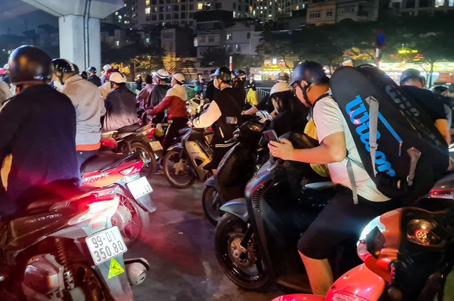 Nửa đêm, người dân ở Hà Nội vẫn xếp hàng dài chờ đổ xăng - Ảnh 10.
