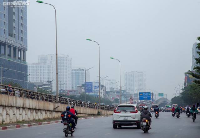 Hà Nội chìm trong sương mờ dày đặc từ sáng đến trưa - Ảnh 12.