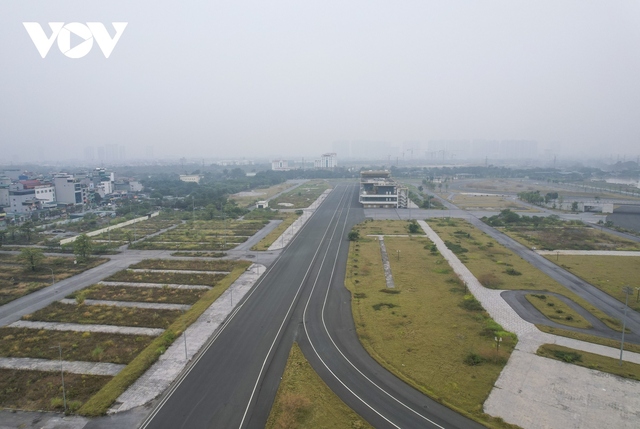 Đường đua F1 ở Hà Nội bị bỏ hoang, cỏ dại và rác thải đua nhau chiếm chỗ - Ảnh 1.