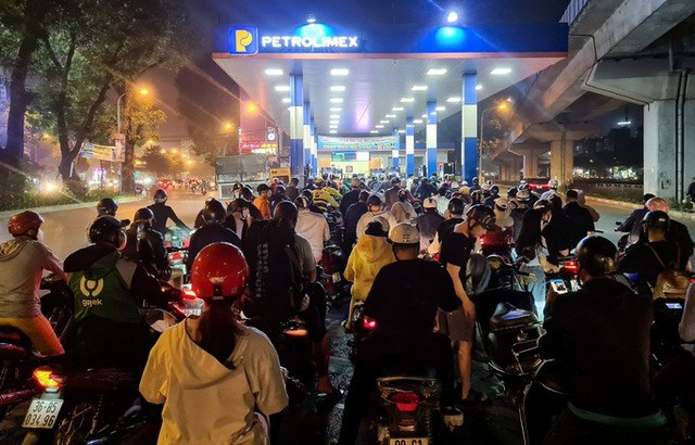 Nửa đêm, người dân ở Hà Nội vẫn xếp hàng dài chờ đổ xăng - Ảnh 8.