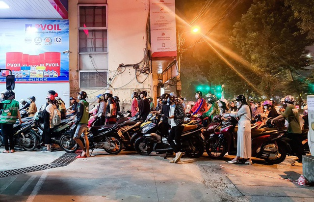 Nửa đêm, người dân ở Hà Nội vẫn xếp hàng dài chờ đổ xăng - Ảnh 7.
