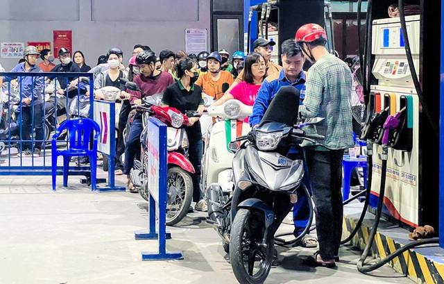 Nửa đêm, người dân ở Hà Nội vẫn xếp hàng dài chờ đổ xăng - Ảnh 5.