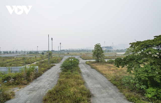 Đường đua F1 ở Hà Nội bị bỏ hoang, cỏ dại và rác thải đua nhau chiếm chỗ - Ảnh 6.