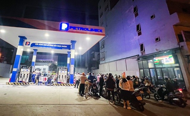 Nửa đêm, người dân ở Hà Nội vẫn xếp hàng dài chờ đổ xăng - Ảnh 2.