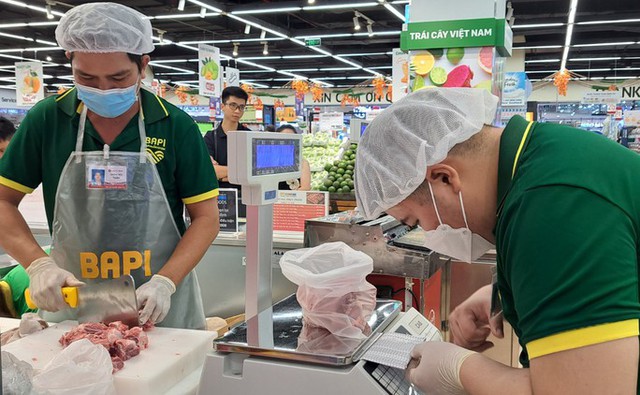 Vừa lãi 1.001 tỉ đồng, bầu Đức bán heo ăn chuối online - Ảnh 1.