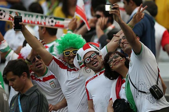 Những luật lệ chưa từng có đối với cổ động viên tại World Cup 2022: Muốn bắt tay, chụp ảnh cũng cần dè chừng - Ảnh 6.