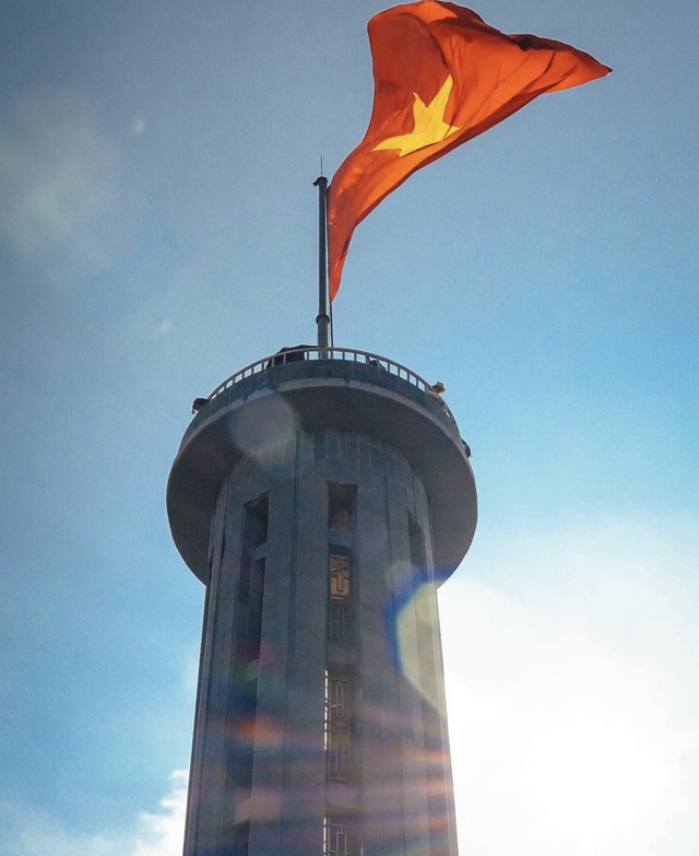 Lung Cu flagpole on the weekend: Tourists are crowded, waiting patiently for the photos of a lifetime - Photo 12.