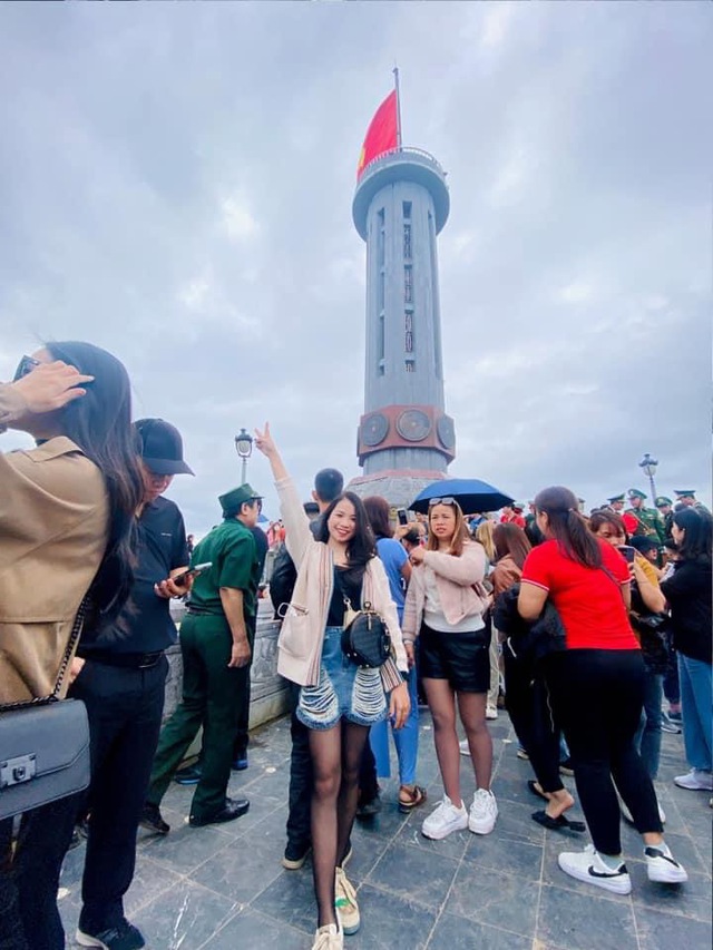 Lung Cu flagpole on the weekend: Tourists are crowded, waiting patiently to take photos of a lifetime - Photo 10.