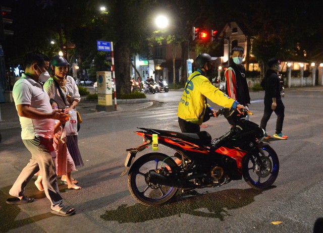  Ảnh, clip: Cảnh sát 141 hoá trang xử lý các thanh niên Hà Nội nẹt pô, hú còi càn quấy trên phố - Ảnh 4.