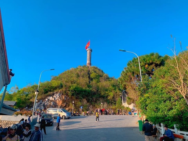 Lung Cu flagpole on the weekend: Tourists are crowded, waiting patiently for the photos of a lifetime - Photo 8.