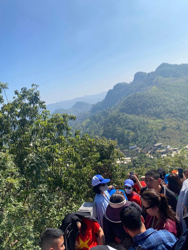 Lung Cu flagpole on the weekend: Tourists are crowded, patiently waiting to take photos of a lifetime - Photo 6.