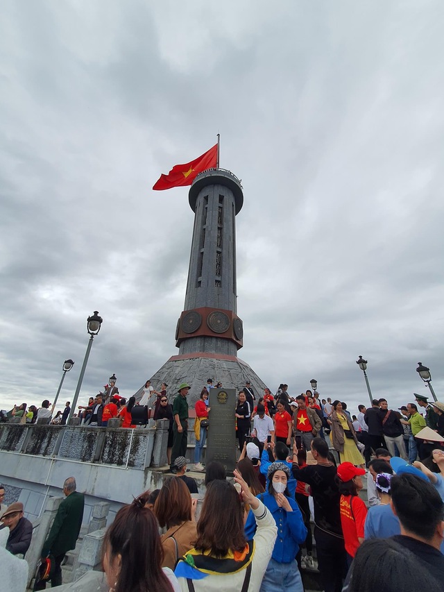 Cột cờ Lũng Cú ngày cuối tuần: Du khách đông nghịt, kiên nhẫn chờ để có những bức ảnh để đời - Ảnh 4.