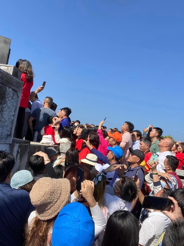 Lung Cu flagpole on the weekend: Tourists are crowded, patiently waiting to take photos of a lifetime - Photo 3.