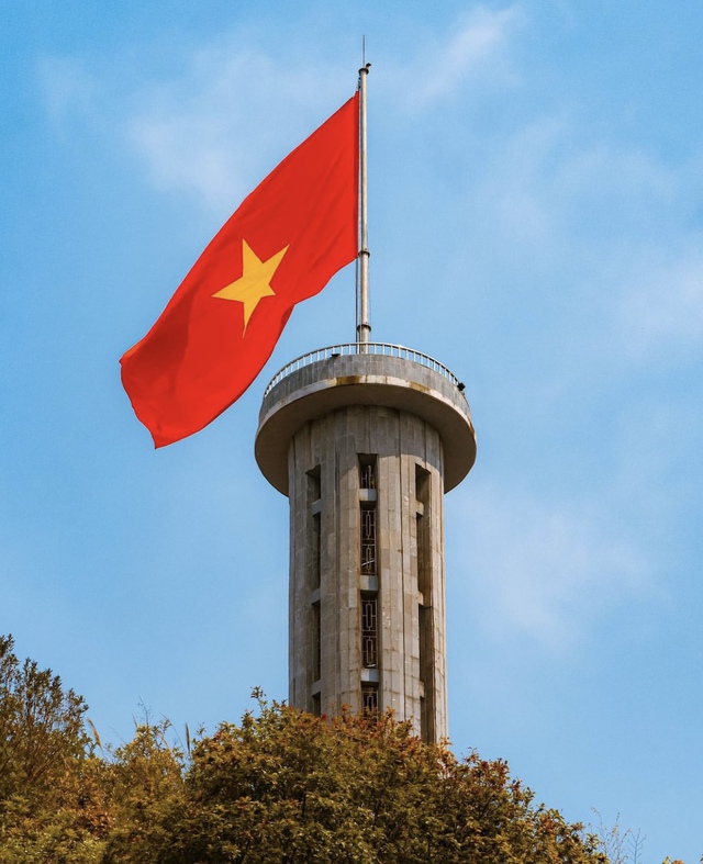 Lung Cu flagpole on the weekend: Tourists are crowded, waiting patiently for the photos of a lifetime - Photo 2.