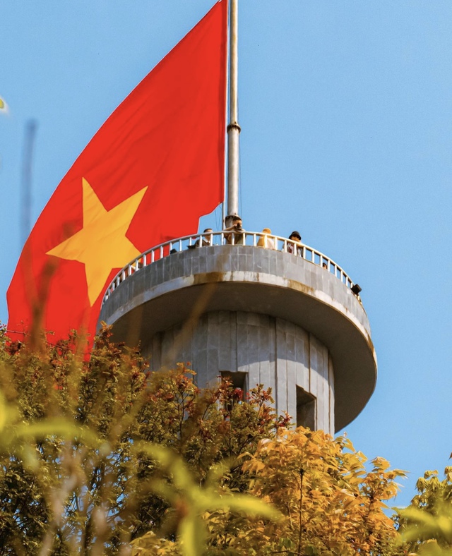 Lung Cu flagpole on the weekend: Tourists are crowded, patiently waiting to take photos of a lifetime - Photo 1.