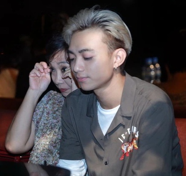 Mẹ Soobin Hoàng Sơn rơm rớm nước mắt khi khán giả hô vang tên con trai ở KOSMIK Live Concert - Ảnh 7.
