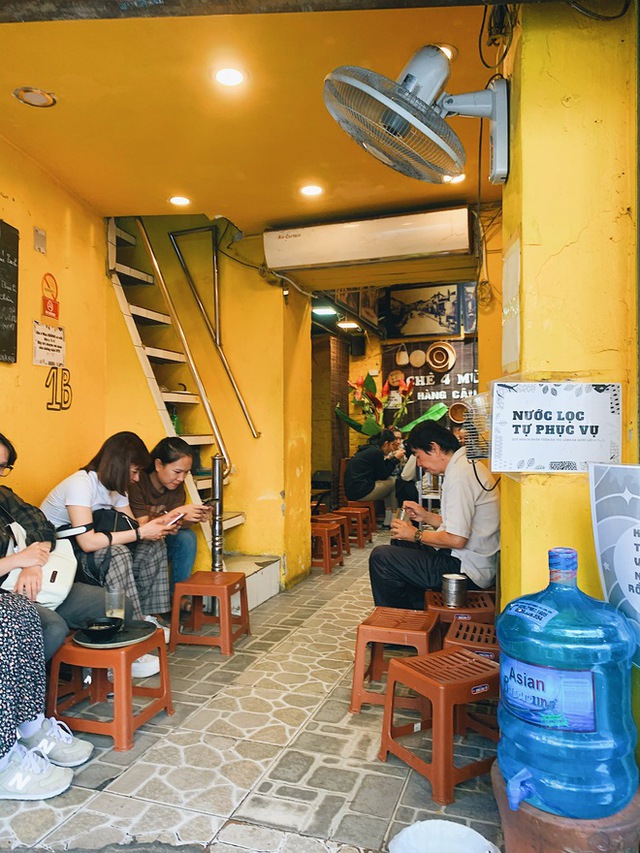 How is the 50-year-old tea shop associated with generations of people in the capital now?  - Photo 14.