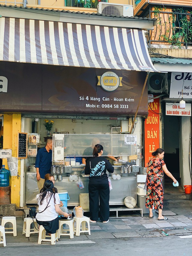 How is the 50-year-old tea shop associated with generations of people in the capital now?  - Photo 13.