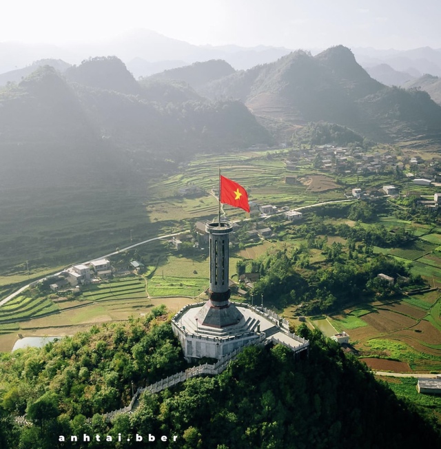 Lung Cu flagpole on the weekend: Tourists are crowded, patiently waiting to take photos of a lifetime - Photo 16.