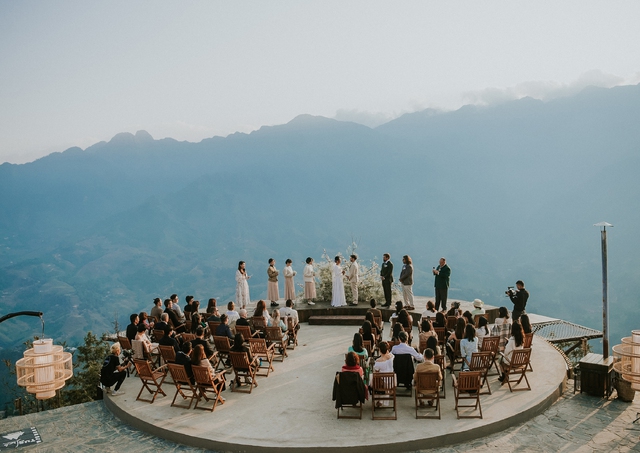 Đám cưới ở nơi cao 1600m so với mực nước biển lộng lẫy và thanh lịch trong ánh hoàng hôn tại Sapa - Ảnh 2.
